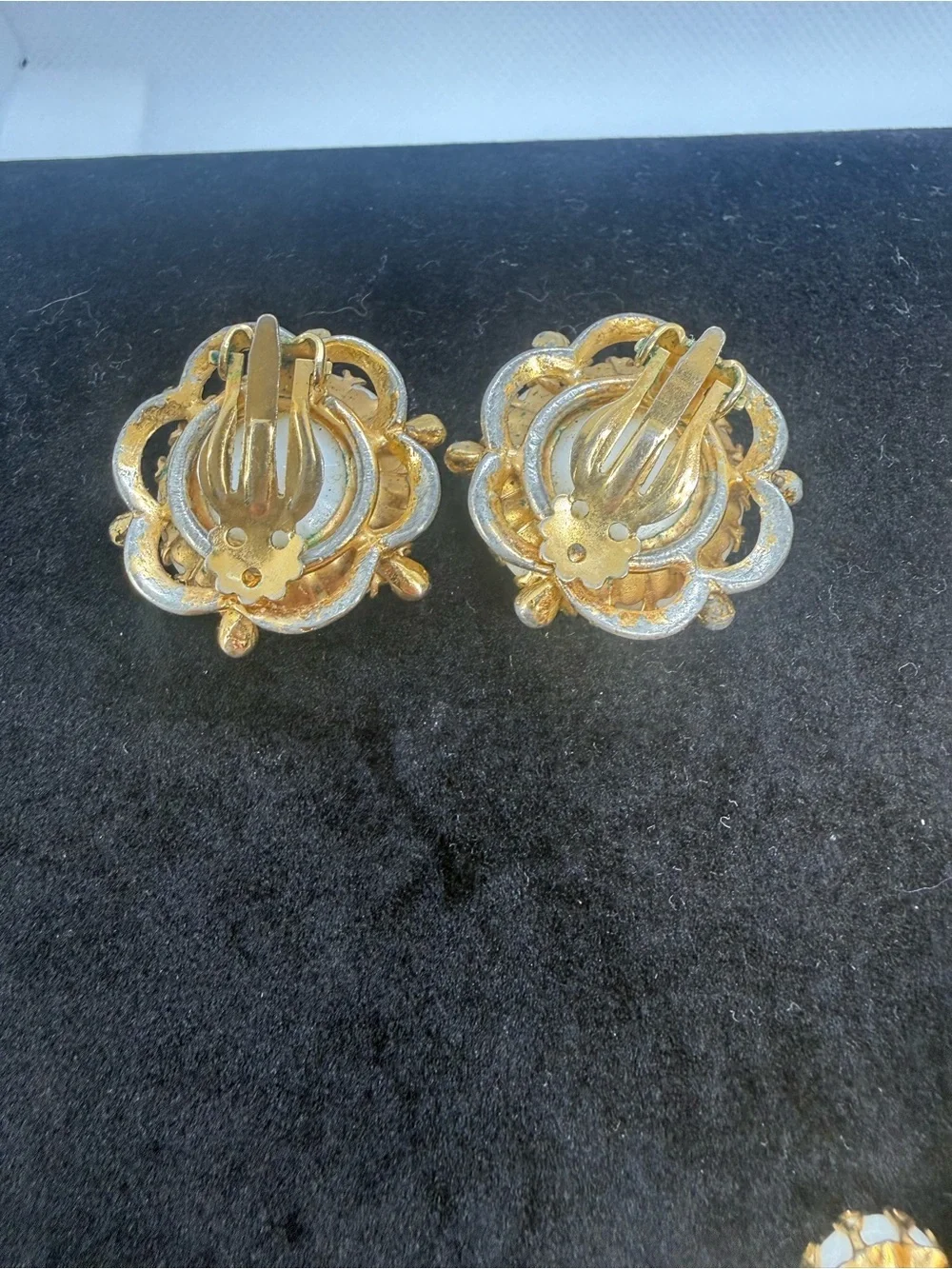 Vintage Milk Glass Floral Bracelet & Clip Earrings Demi Parure Set